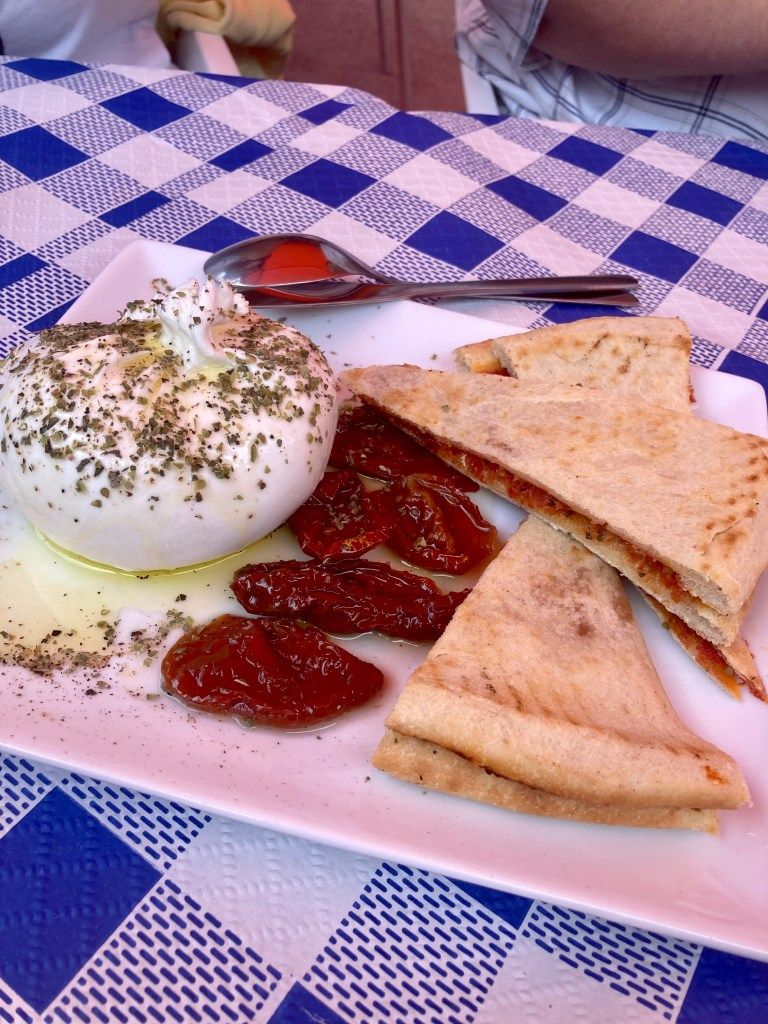Burrata de búfala con tomates secos y focaccia